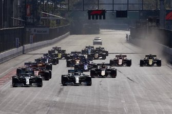 Valtteri Bottas, Mercedes AMG W10, voor Lewis Hamilton, Mercedes AMG F1 W10, Sebastian Vettel, Ferrari SF90, Sergio Perez, Racing Point RP19, Max Verstappen, Red Bull Racing RB15, en de rest van het veld bij de start