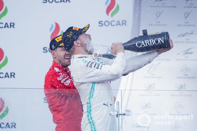 Valtteri Bottas, Mercedes AMG F1, vincitore, si spruzza lo champagne sulla faccia