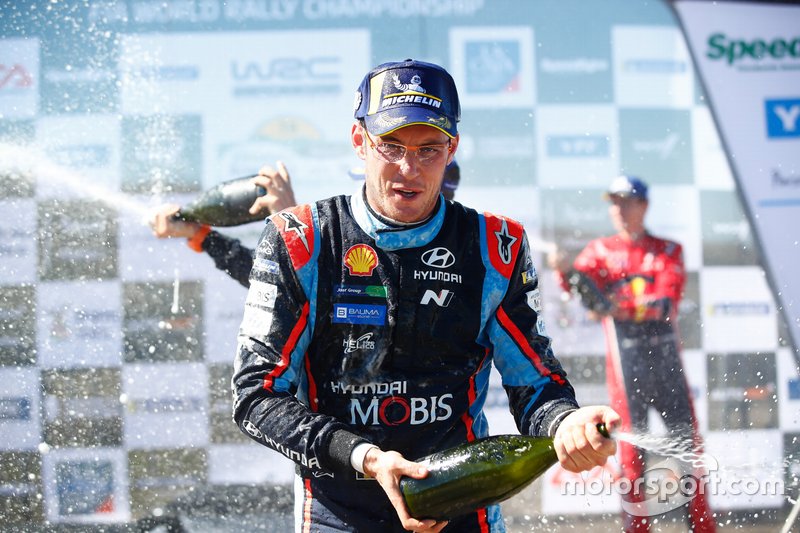 Thierry Neuville, Hyundai Motorsport Hyundai i20 Coupe WRC celebra su victoria