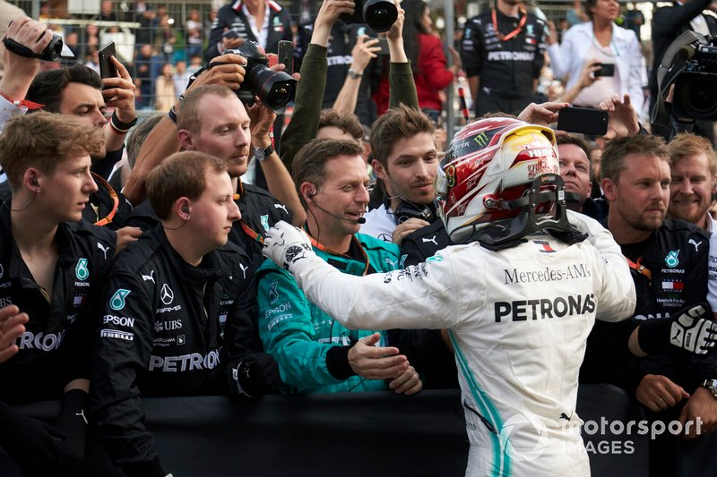 Lewis Hamilton, Mercedes AMG F1, secondo, festeggia con il suo team al Parco Chiuso