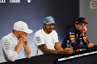 Valtteri Bottas, Mercedes AMG F1, 2e plaats, Lewis Hamilton, Mercedes AMG F1, 1e plaats, en Max Verstappen, Red Bull Racing, 3e plaats, in de persconferentie