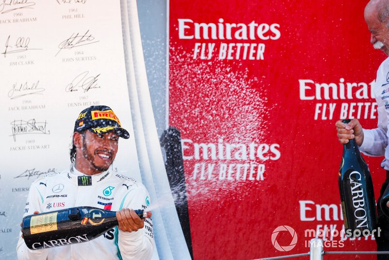 Lewis Hamilton, Mercedes AMG F1, prima posizione, spruzza lo Champagne sul podio