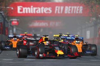 Max Verstappen, Red Bull Racing RB15, voor Lando Norris, McLaren MCL34, Daniil Kvyat, Toro Rosso STR14, Carlos Sainz Jr., McLaren MCL34
