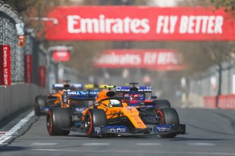 Lando Norris, McLaren MCL34, en Daniil Kvyat, Toro Rosso STR14
