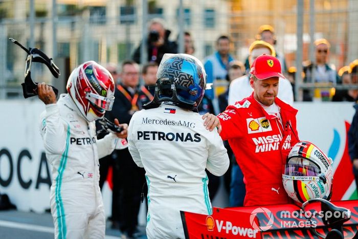 Il poleman Valtteri Bottas, Mercedes AMG F1, in griglia di partenza con Lewis Hamilton, Mercedes AMG F1, e Sebastian Vettel, Ferrari, dopo le Qualifiche