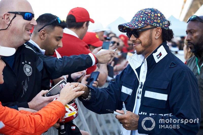Lewis Hamilton, Mercedes AMG F1 signs a autograph for a fan