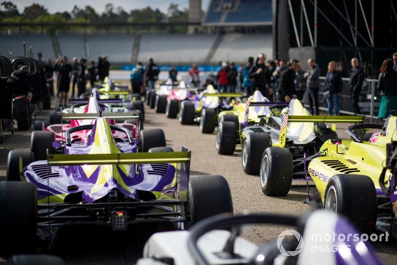 Coches en el pitlane