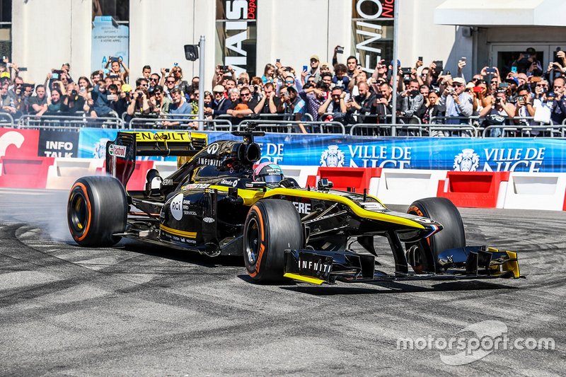 Demostración de Daniel Ricciardo en las calles de Niza, Francia