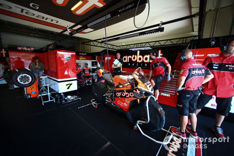 Le garage de Chaz Davies, Aruba.it Racing-Ducati Team