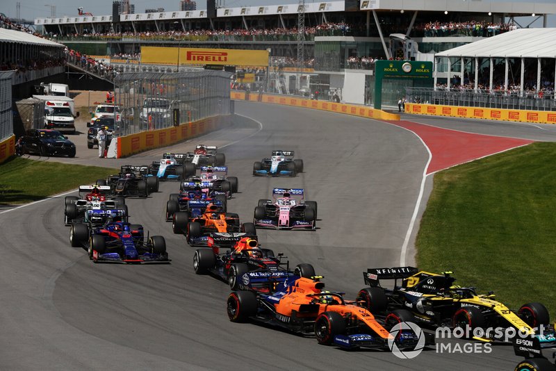 Nico Hulkenberg, Renault F1 Team R.S. 19, leads Lando Norris, McLaren MCL34, Max Verstappen, Red Bull Racing RB15, Daniil Kvyat, Toro Rosso STR14, Carlos Sainz Jr., McLaren MCL34, Antonio Giovinazzi, Alfa Romeo Racing C38, and the remainder of the field at the start