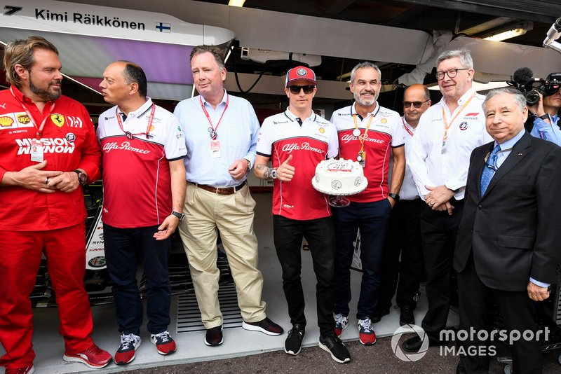 Jean Todt, President, FIA, Ross Brawn, Managing Director of Motorsports, FOM and Frederic Vasseur, Team Principal, Alfa Romeo Racing together to celebrate the 300th GP of Kimi Raikkonen, Alfa Romeo Racing