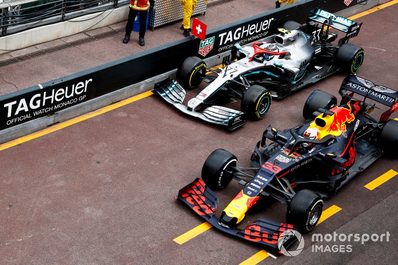 Max Verstappen, Red Bull Racing RB15, y Valtteri Bottas, Mercedes AMG W10 sufren un contacto en pits
