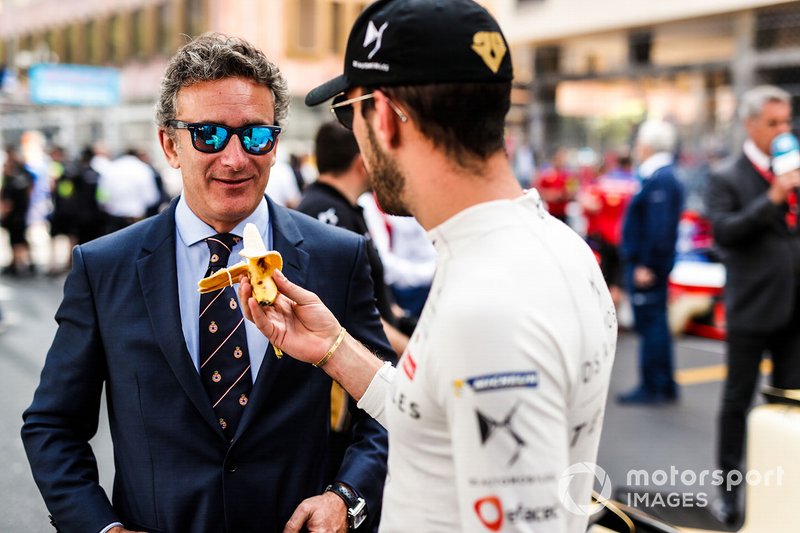 Jean-Eric Vergne, DS TECHEETAH offers Alejandro Agag, CEO, Formula E a banana