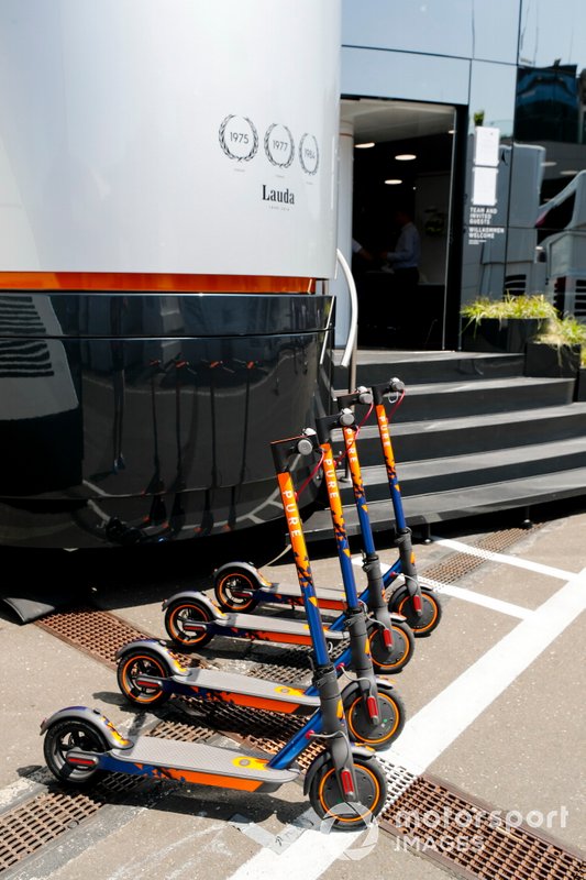 Monopattini fuori dalla McLaren Motorhome