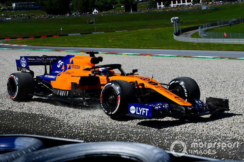 Carlos Sainz Jr., McLaren MCL34 se va de largo sobre la grava