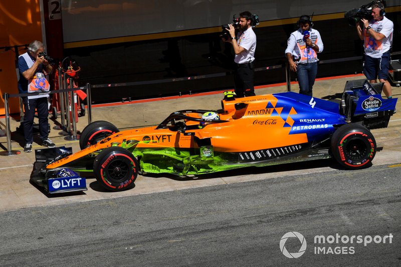 Lando Norris, McLaren MCL34, dans les stands