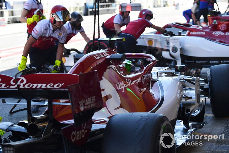 Antonio Giovinazzi, Alfa Romeo Racing C38, in the pits during practice