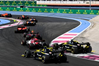 Charles Leclerc, Ferrari SF90, voor Max Verstappen, Red Bull Racing RB15, Carlos Sainz Jr., McLaren MCL34, Lando Norris, McLaren MCL34, Sebastian Vettel, Ferrari SF90, Pierre Gasly, Red Bull Racing RB15, Antonio Giovinazzi, Alfa Romeo Racing C38, Daniel Ricciardo, Renault F1 Team R.S.19, en Nico Hulkenberg, Renault F1 Team R.S. 19, tijdens de openingsronde