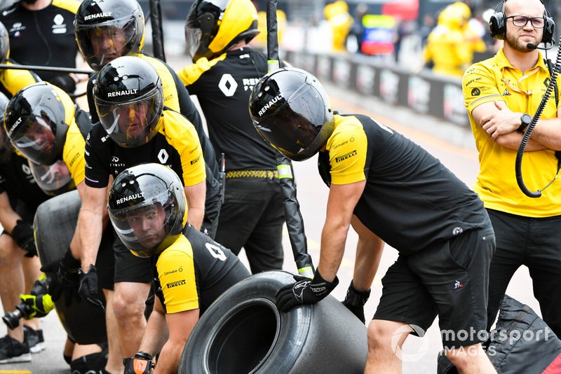 The Renault pit crew during practice