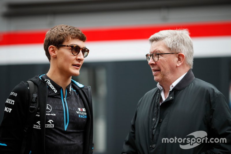 George Russell, Williams Racing FW42 e Ross Brawn, Managing Director di Motorsports, FOM