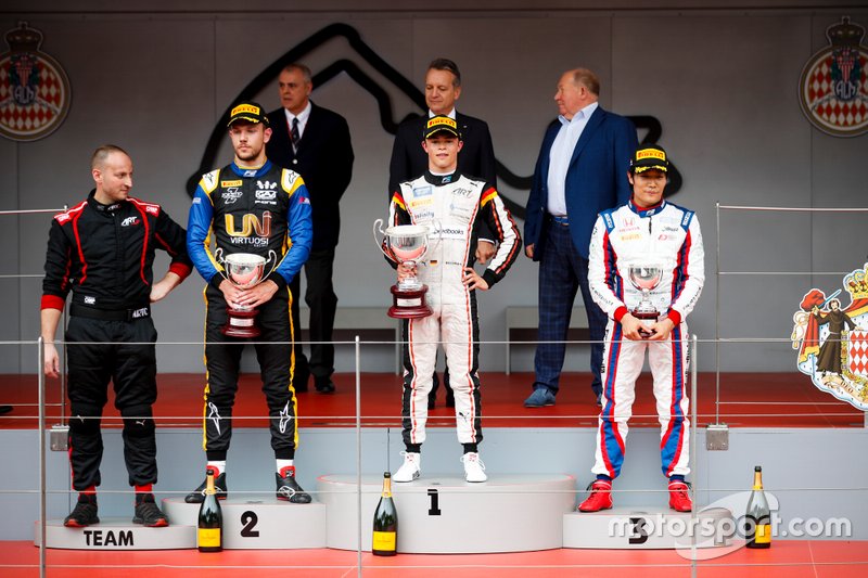 Luca Ghiotto, UNI Virtuosi Racing, Il vincitore della gara Nyck De Vries, ART Grand Prix e Nobuharu Matsushita, Carlin sul podio con il trofeo