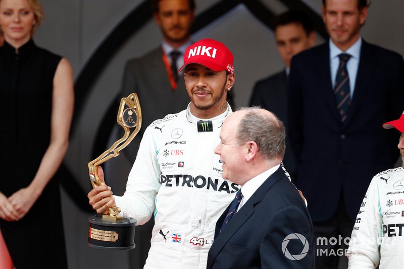 Lewis Hamilton, Mercedes AMG F1, 1° classificato, con il suo trofeo