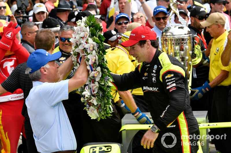 Simon Pagenaud, Team Penske Chevrolet celebrates the win with the Borg-Warner wreath in Victory Lane