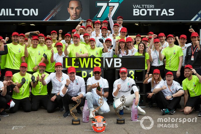 Lewis Hamilton, Mercedes AMG F1, 1st position, Valtteri Bottas, Mercedes AMG F1, 3rd position, Toto Wolff, Executive Director (Business), Mercedes AMG, and the Mercedes team celebrate victory