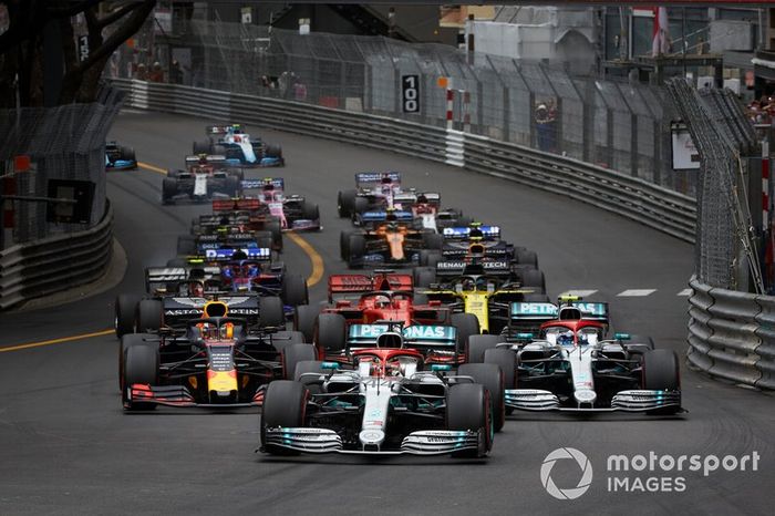 Lewis Hamilton, Mercedes AMG F1 W10, Valtteri Bottas, Mercedes AMG W10, Max Verstappen, Red Bull Racing RB15, Sebastian Vettel, Ferrari SF90, Daniel Ricciardo, Renault R.S.19, Kevin Magnussen, Haas F1 Team VF-19, al inicio