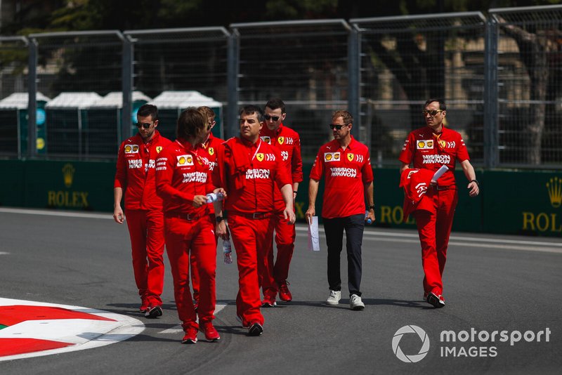 Sebastian Vettel, Ferrari cammina in pista con i suoi ingegneri