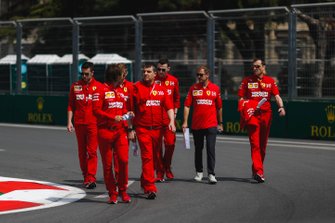Sebastian Vettel, Ferrari tijdens de track walk met zijn engineers