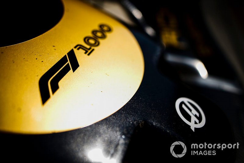 Le nez de la Haas VF-19 avec un logo pour le 1000e GP de l'Histoire