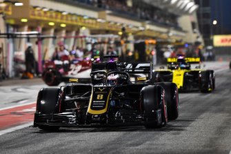 Romain Grosjean, Haas F1 Team VF-19, voor Daniel Ricciardo, Renault R.S.19
