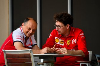 Frederic Vasseur, teambaas Alfa Romeo Racing, en Mattia Binotto, teambaas Ferrari