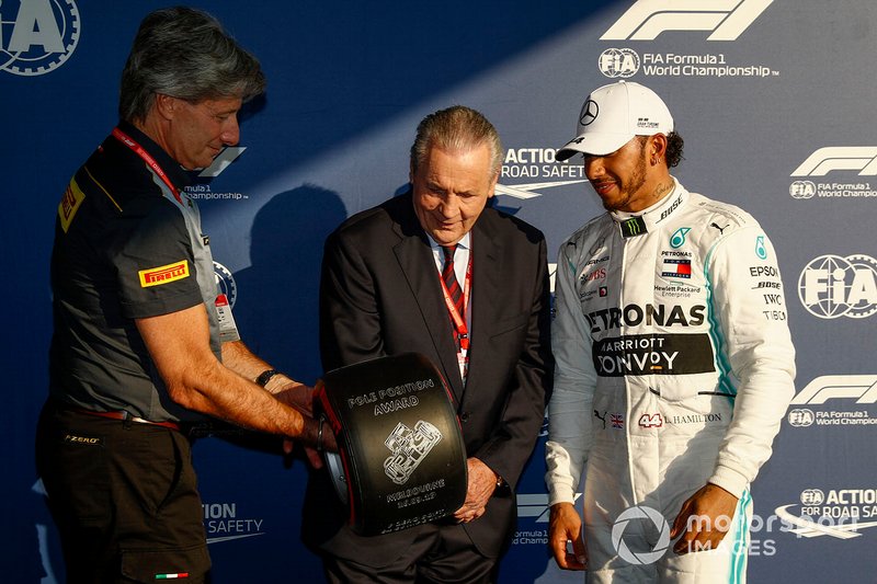 Pole Sitter Lewis Hamilton, Mercedes AMG F1 receives the Pirelli Pole Position Award from Alan Jones, Former F1 World Champion