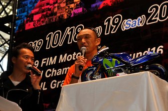 DeAGOSTINI 週刊『YAMAHA YZR-M1 バレンティーノ・ロッシ モデル』創刊記念トークショーに出演した青木宣篤