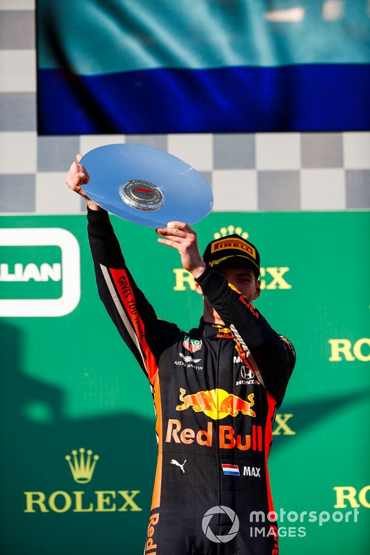 Max Verstappen, Red Bull Racing, terzo, solleva il suo trofeo sul podio