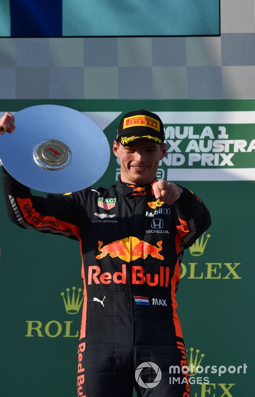 Max Verstappen, Red Bull Racing, terzo, con il trofeo