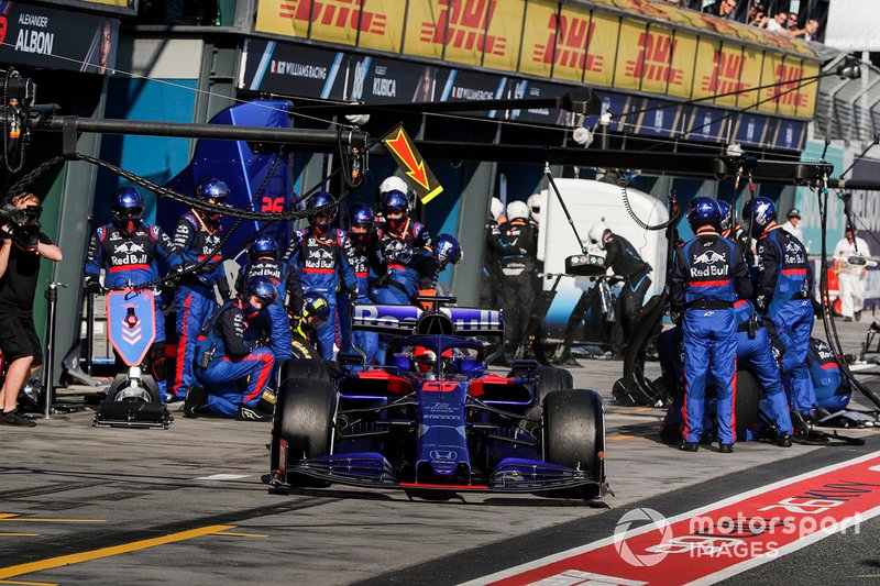 Daniil Kvyat, Toro Rosso STR14, esce dal pit dopo la sosta