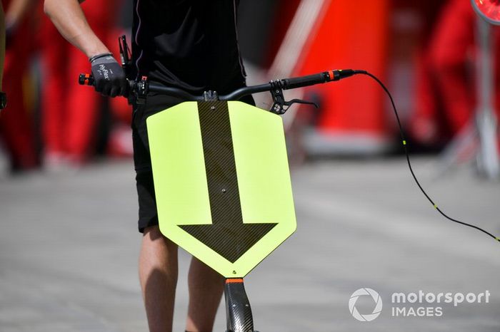 Flecha en el pitlane