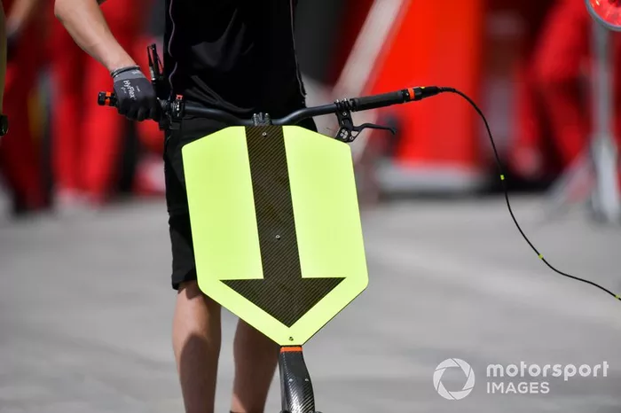 Flecha en el pitlane