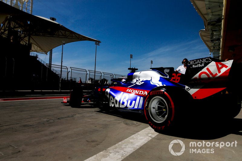Даниил Квят, Toro Rosso STR14, выезжает из гаража