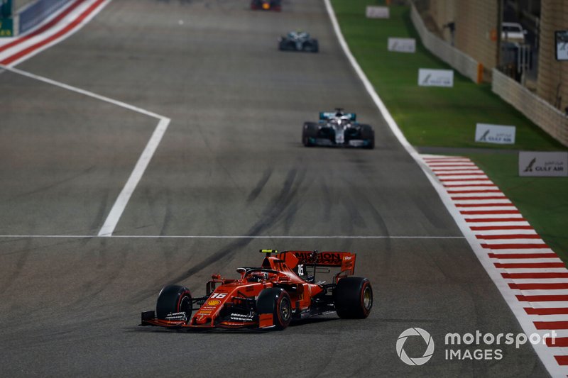 Leclerc – volta 46 Tem alguma coisa estranha com o motor! O que está acontecendo? Equipe: Não temos recuperação de energia. Leclerc: Sim, mas eu não posso... oh meu Deus! Equipe: Mantenha a calma, precisamos do “carro em casa”. Leclerc: Sim, eu vou tentar. Estou me mantendo calmo.