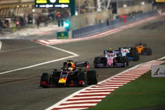 Max Verstappen, Red Bull Racing RB15, voor Lance Stroll, Racing Point RP19, en Robert Kubica, Williams FW42