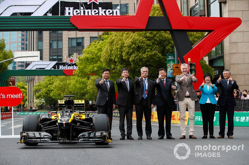 Viene svelata la monoposto con Chase Carey, Presidente, Formula 1, Sean Bratches, Amministratore Delegato delle Operazioni Commerciali, Formula One Group e le autorità