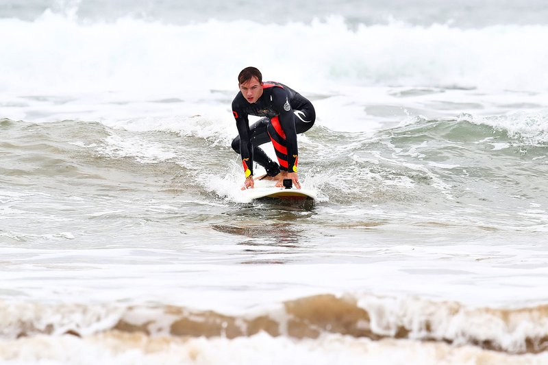 Pierre Gasly fa surf a Torquay