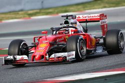 Kimi Raikkonen, Ferrari SF16-H, probando el Halo una protección para el habitáculo.