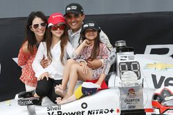 Race winner Juan Pablo Montoya, Team Penske Chevrolet with wife Connie and kids