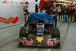 Max Verstappen, Scuderia Toro Rosso, und Carlos Sainz Jr., Scuderia Toro Rosso, enthüllen das Farbde