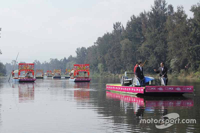 (Izq-Der)Alberto Longo, Co-fundador y Director General de Formula E y Horacio de la Vega, Director General del Indeporte de la Ciudad de México en el Show Car de Formula E a bordo de una trajinera en Xochimilco